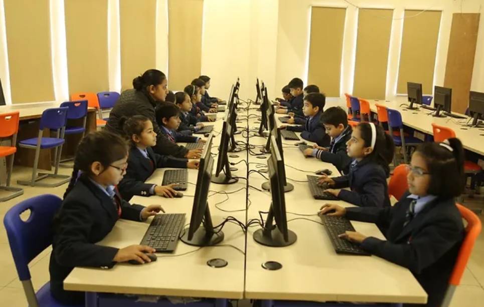 Well-equipped science and computer labs – Top school in Bhiwadi